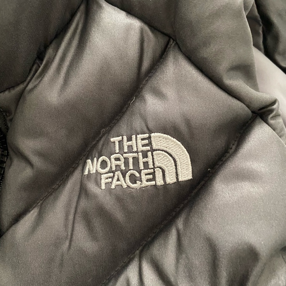The North Face vest size XS - black down puffer